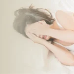 Lee más sobre el artículo ¿Sabías que el Origen de tus Dolores de Cabeza Podría estar en la Disposición de los Muebles de tu Cuarto?