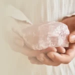 Lee más sobre el artículo Todo Vibra: La Ciencia Detrás del Feng Shui y los Potenciadores